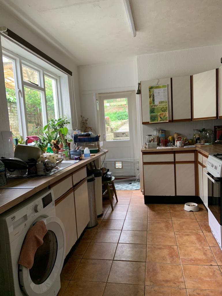 Lot: 62 - BLOCK OF FLATS FOR INVESTMENT - Lower Ground Floor Flat Kitchen